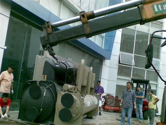 滨城区随车吊和汽车吊的核心区别是什么？哪种更省钱？